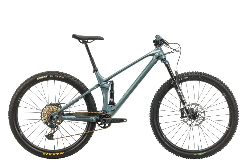 2022 yt izzo core mountain bike medium size scaled