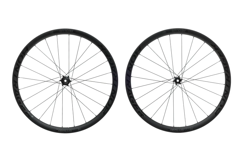 bontrager aeolus pro 3v carbon tubeless wheelset 700c 1 scaled